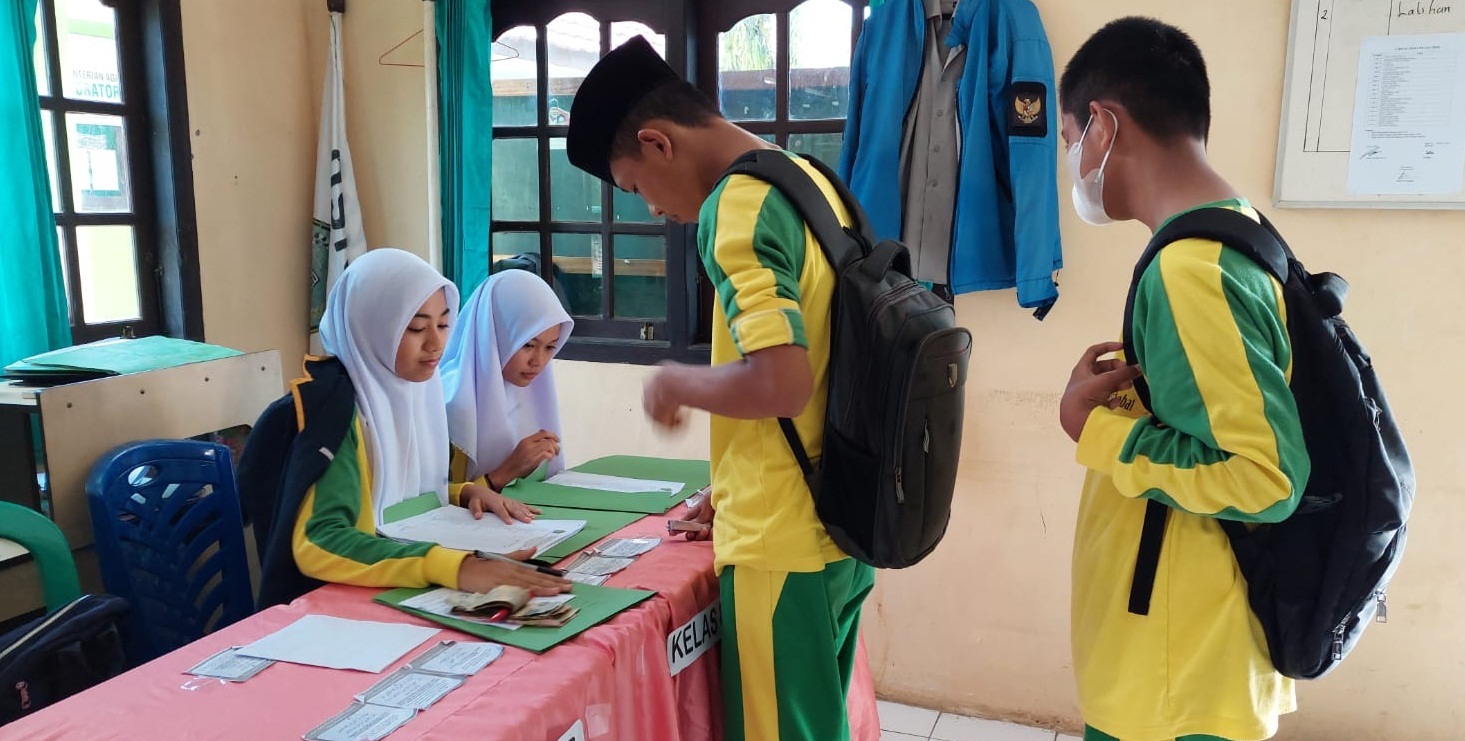 Hari Ketiga, 46 Siswa Telah Bayarkan Zakatnya ke BAZ MTsN 1 OI
