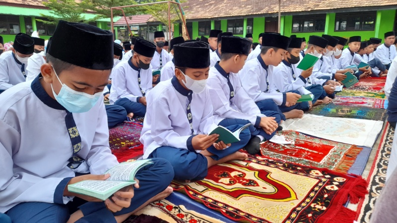 MTsN 1 Ogan Ilir Gelar Pembacaan Yasin Bersama