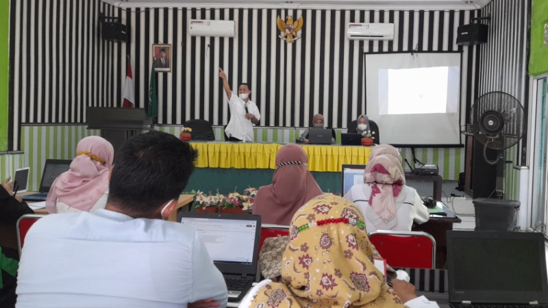 Operator PTSP MTSN 1 OI Ikuti Bimtek Layanan Publik