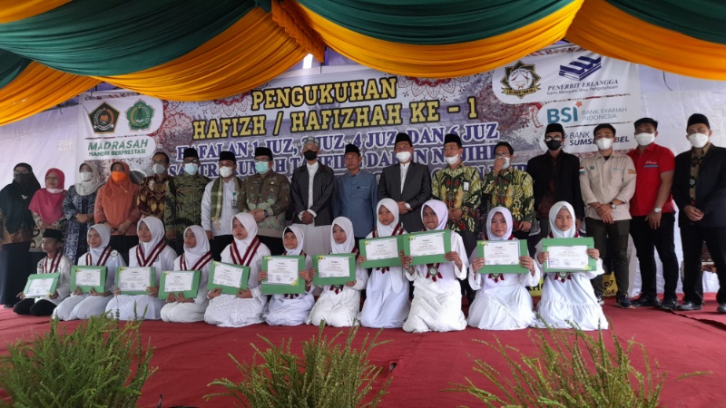 86 Siswa-Siswi MTsN 1 OI Ikuti Pengukuhan Hafiz Hafizhah