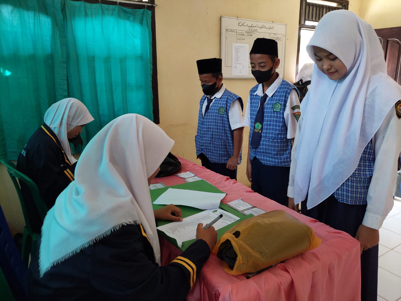493 Siswa MTsN 1 OI Bayar Zakat Fitrah Pada BAZ Madrasah