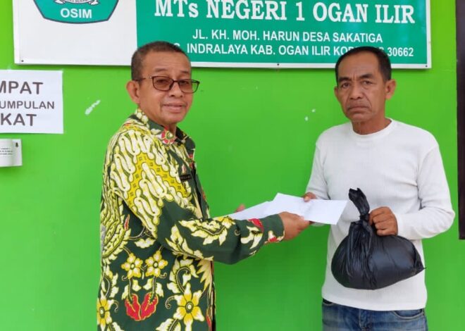 BAZ MTsN 1 OI Bagikan Zakat Fitrah ke Sopir Ojek Bentor