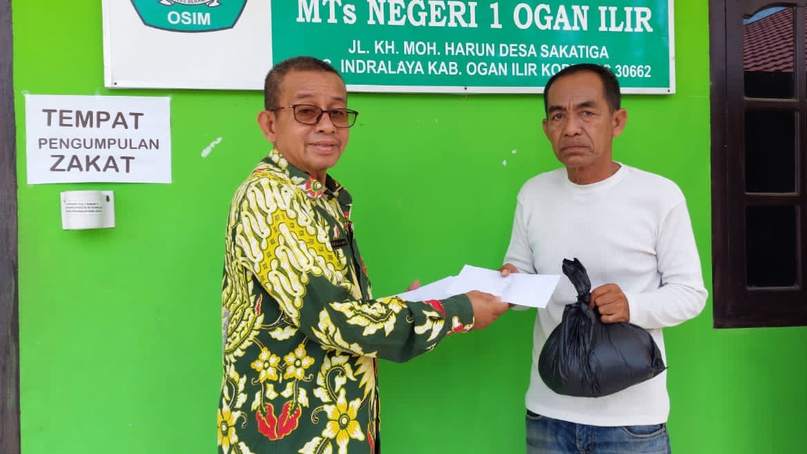 BAZ MTsN 1 OI Bagikan Zakat Fitrah ke Sopir Ojek Bentor