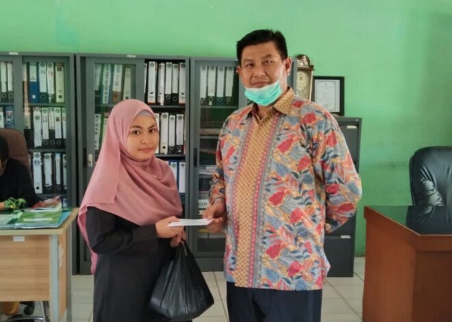 Panitia BAZ MTsN 1 OI Bagikan Zakat Fitrah Kepada Guru dan Pegawai Madrasah