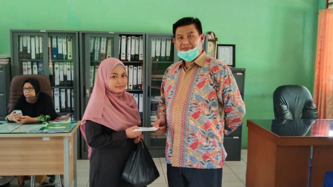 Panitia BAZ MTsN 1 OI Bagikan Zakat Fitrah Kepada Guru dan Pegawai Madrasah