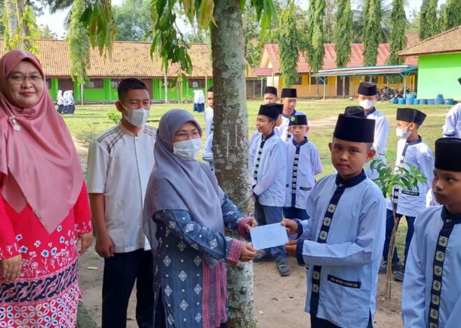 BAZ MTsN 1 OI Salurkan Zakat Fitrah ke 132 Siswa Madrasah