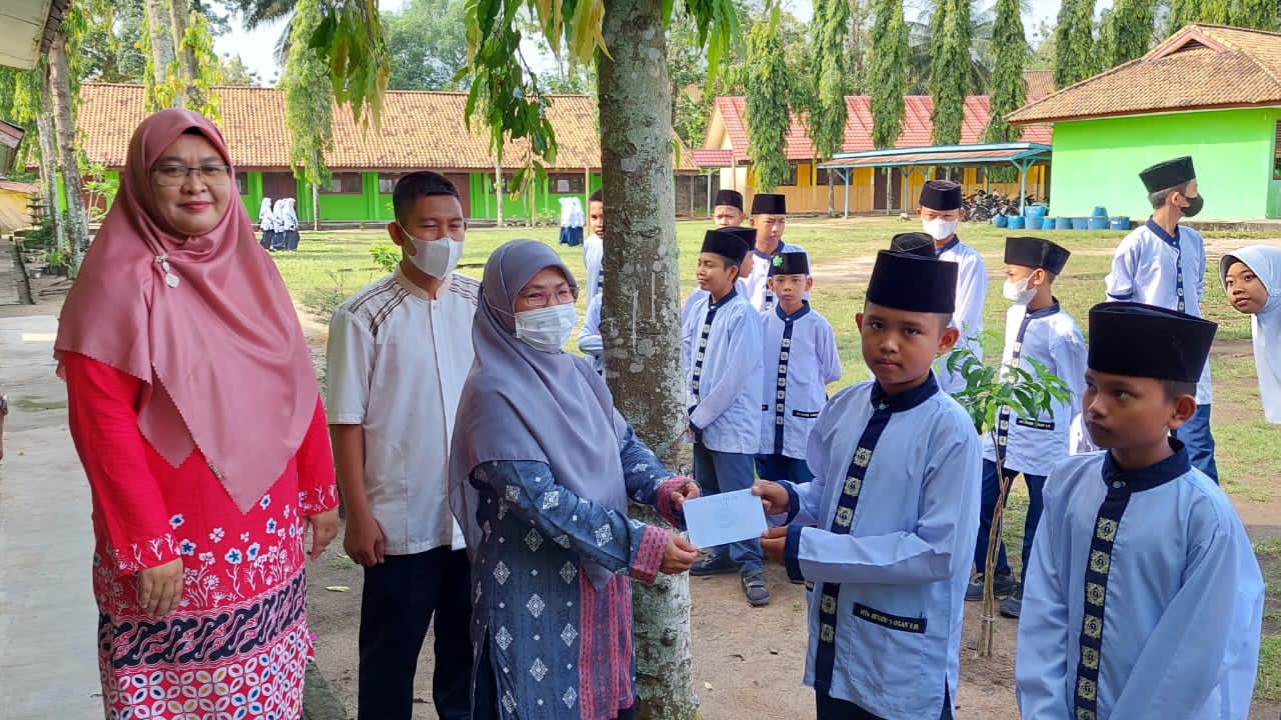 BAZ MTsN 1 OI Salurkan Zakat Fitrah ke 132 Siswa Madrasah