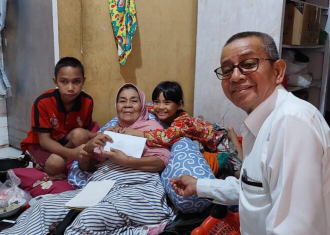 BAZ MTsN 1 OI Salurkan Zakat ke Panti Asuhan
