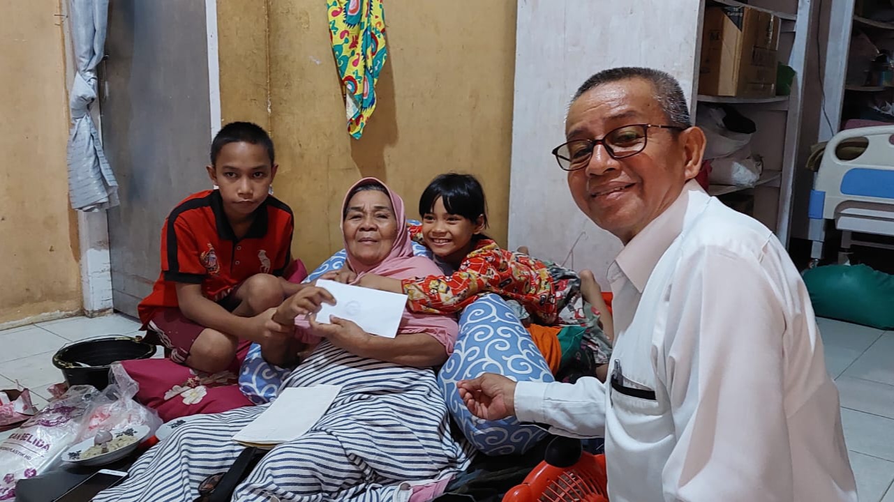 BAZ MTsN 1 OI Salurkan Zakat ke Panti Asuhan