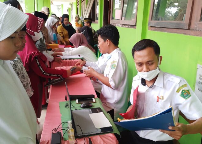 Panitia PPDB Verifikasi Berkas  Persyaratan Pendaftar PPDB MTSN 1 OI