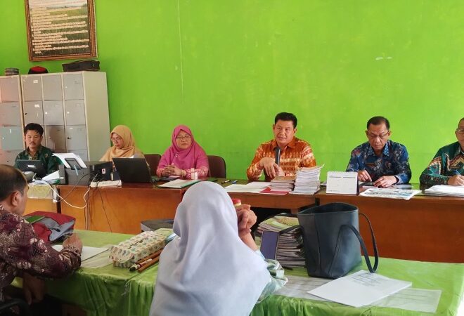 Kepala MTSN 1 OI Pimpin Rapat Bersama Guru