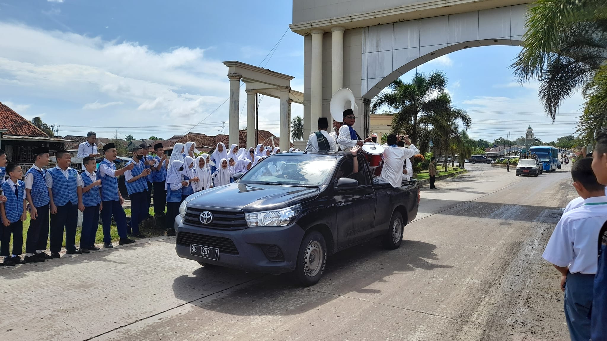 Siswa MTsN 1 OI Sambut Kedatangan Kafilah MTQ Ogan Ilir