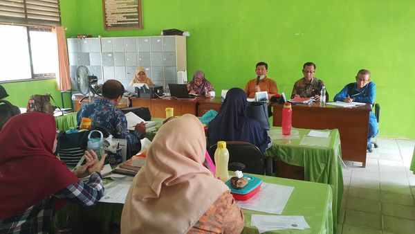 Guru dan Pegawai MTsN 1 OI Ikuti Rapat Bersama