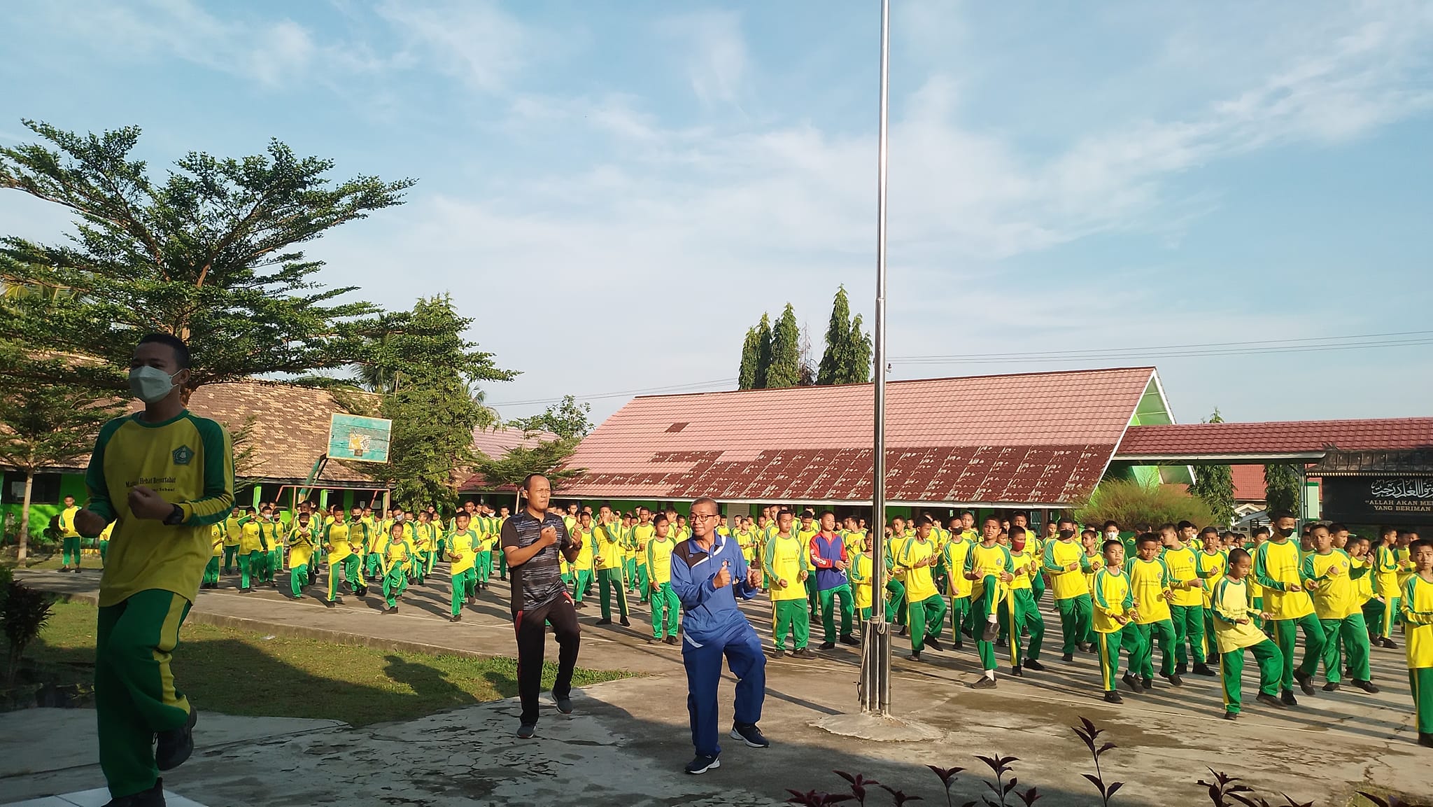 Demi Menjaga Kebugaran, Guru, Pegawai, dan Siswa Laksanakan Senam Bersama