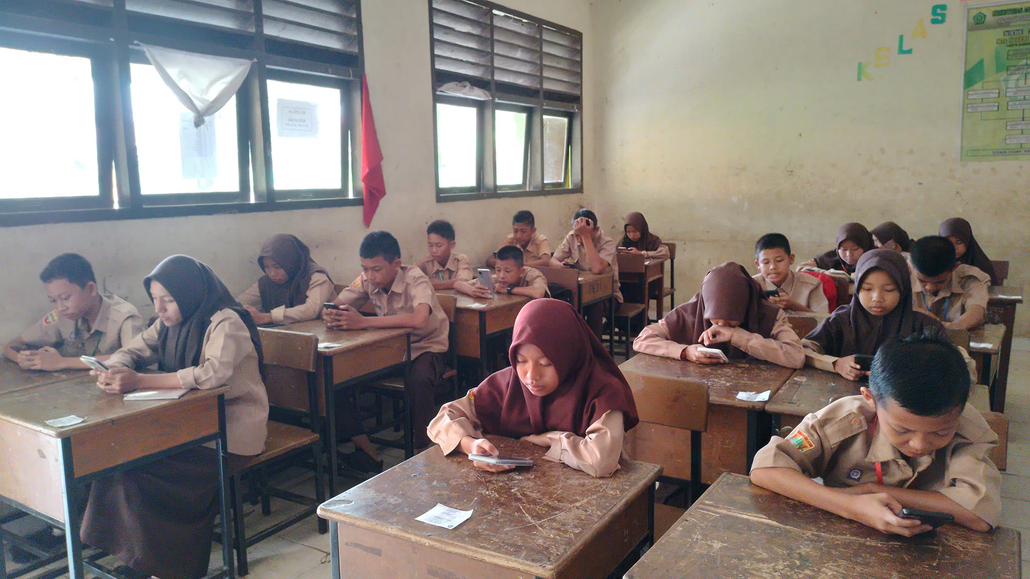 Hari Ke-4 PAS Genap MTsN 1 OI Berjalan Lancar