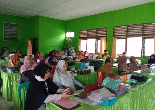 Guru dan Pegawai MTsN 1 OI Ikuti Rapat Pengelolaan Nilai Raport