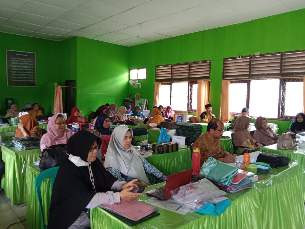 Guru dan Pegawai MTsN 1 OI Ikuti Rapat Pengelolaan Nilai Raport