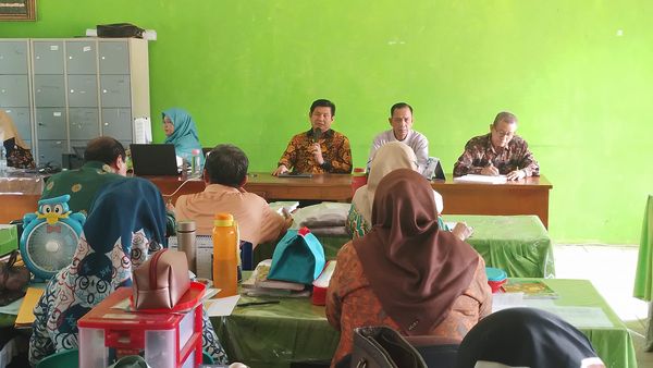 Kepala MTsN 1 OI Pimpin Rapat Pembagian Tugas Semester Ganjil 2022/2023