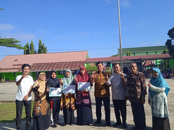 Kepala MTsN 1 OI Umumkan Guru Terbaik