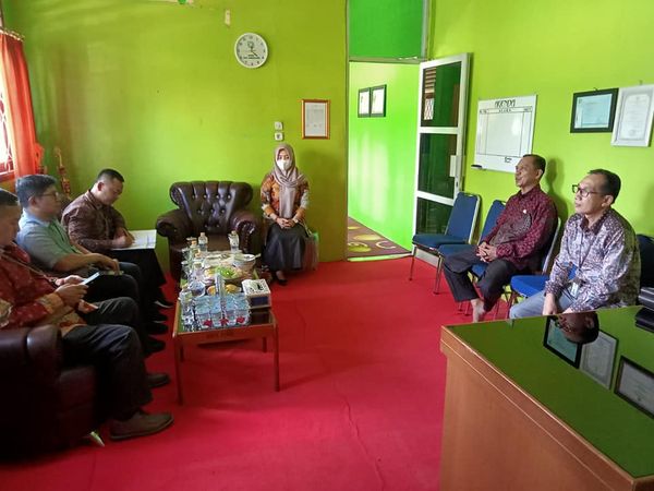 Tim Dirjen Pendis Kemenag Pusat RI Lakukan Monev Pendampingan Arsip dan Naskah Dinas ke MTsN 1 OI