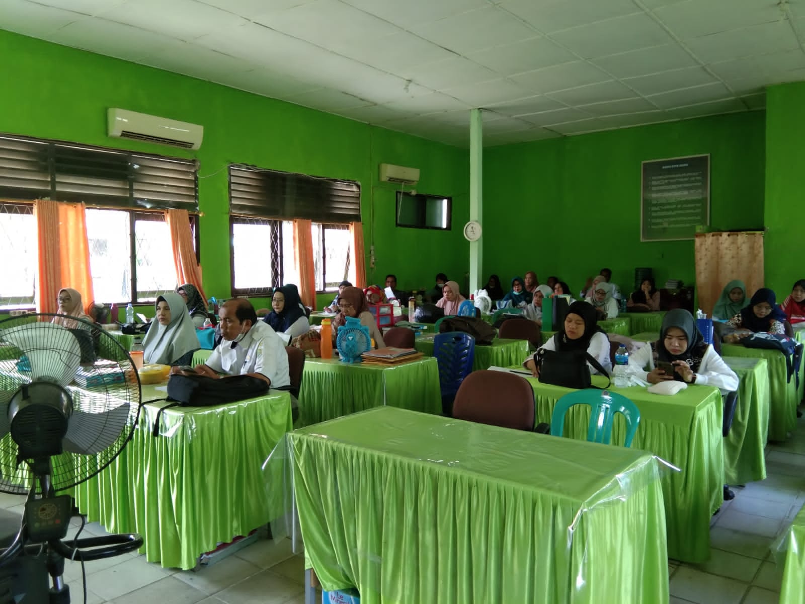 Guru MTsN 1 OI Ikuti Rapat Pembahasan Kegiatan Belajar Mengajar