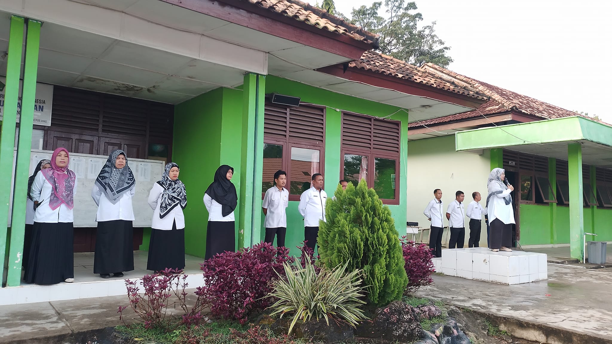 Waka Kurikulum MTsN 1 OI Pimpin Apel pagi