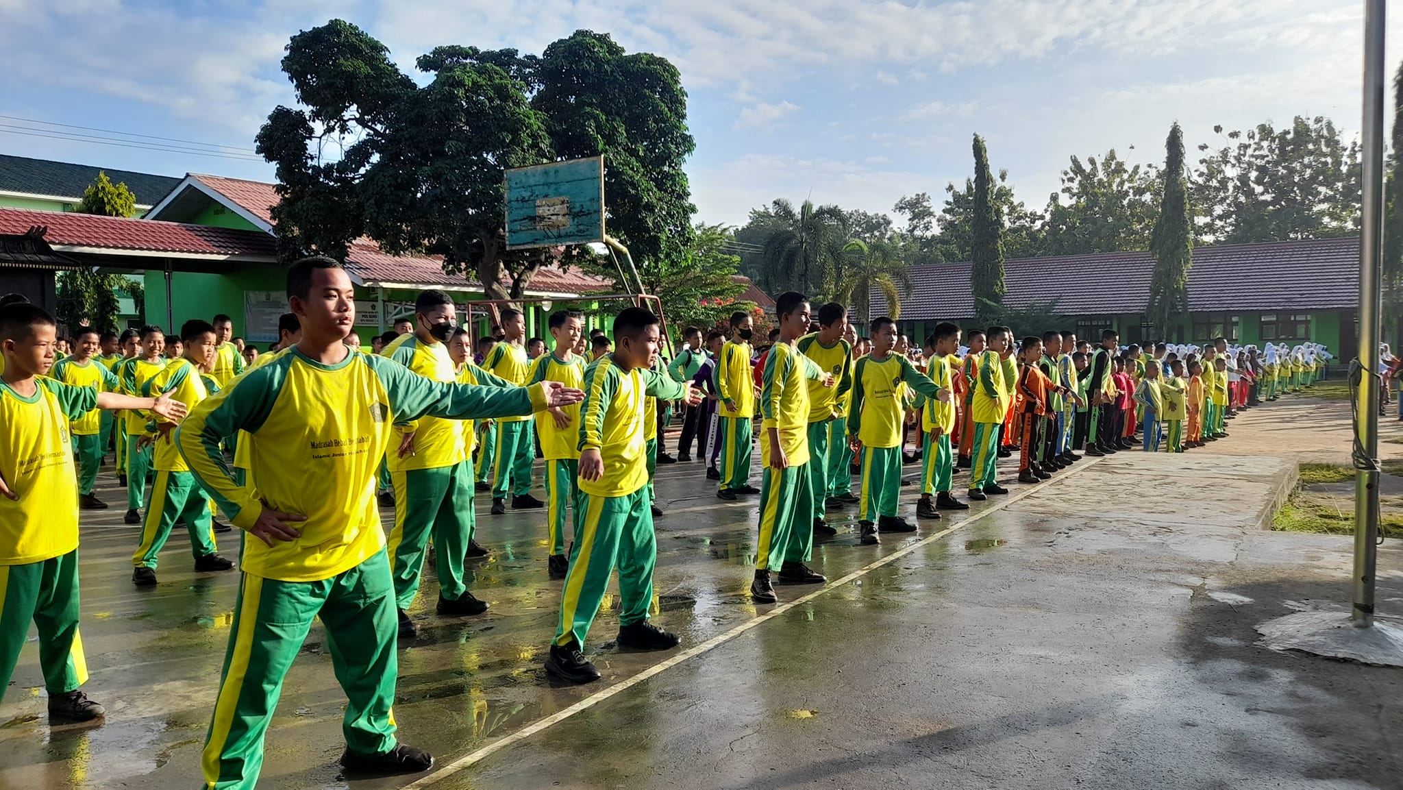 Guru, Pegawai, dan Siswa Ikuti Senam Bersama