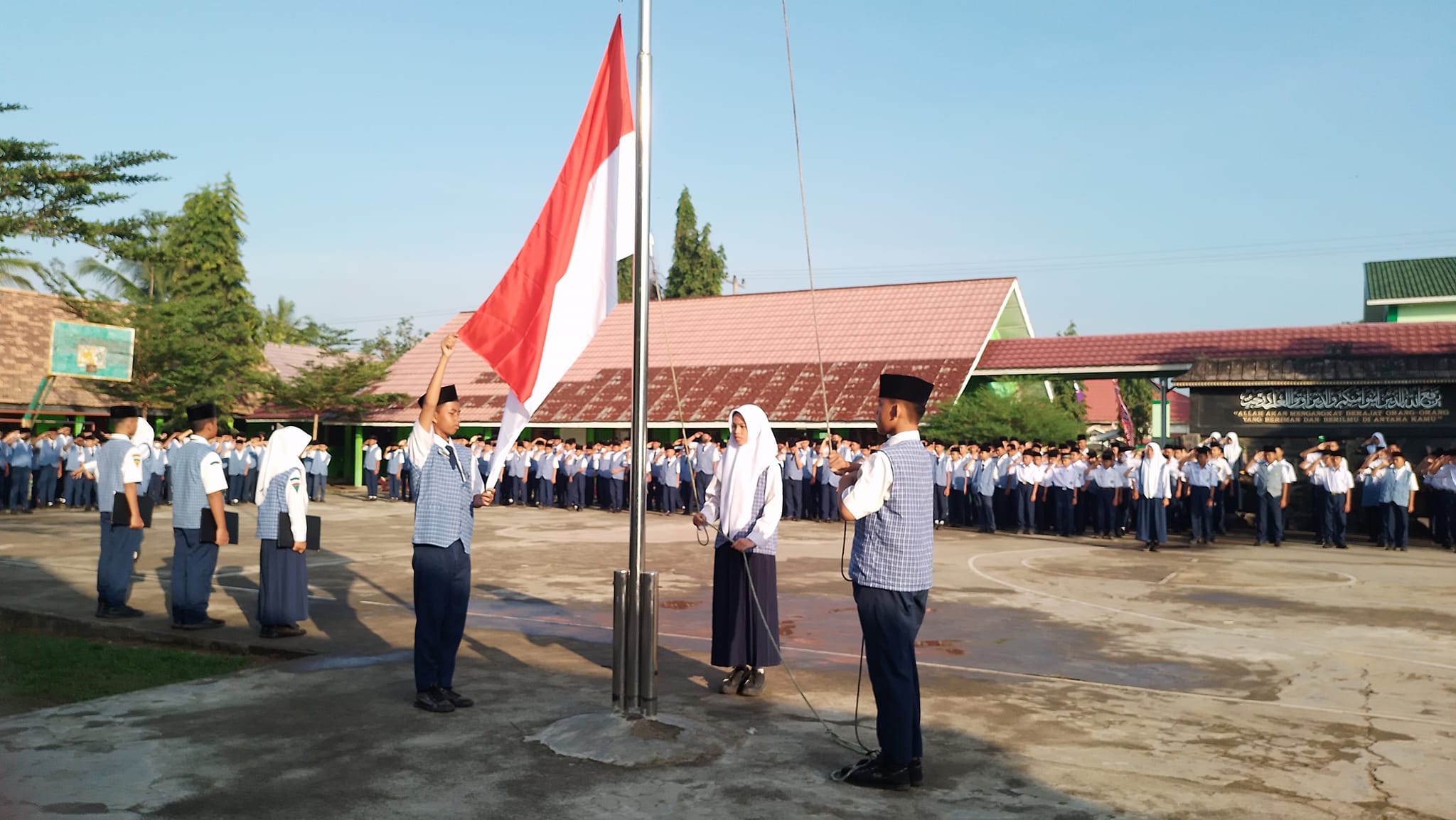 MTsN 1 OI Perdana Gelar Upacara Bendera