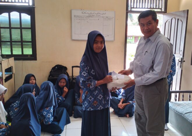 BAZ MTsN 1 OI Serahkan Zakat ke 214 Mustahik di Lingkungan Madrasah