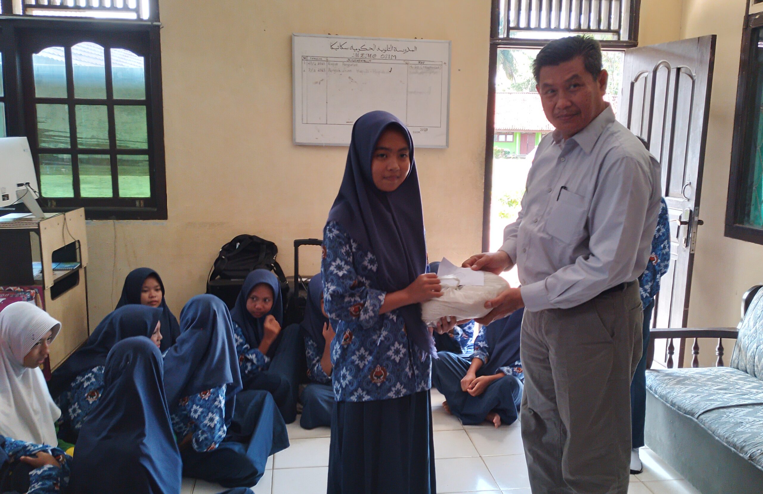 BAZ MTsN 1 OI Serahkan Zakat ke 214 Mustahik di Lingkungan Madrasah