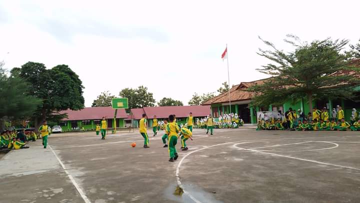 Seru, MTsN 1 OI Gelar Class Meeting Lomba Tarik Tambang dan Futsal