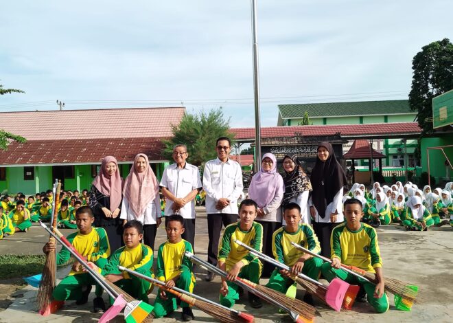 Kepala MTsN 1 OI Bagikan Hadiah Class Meeting
