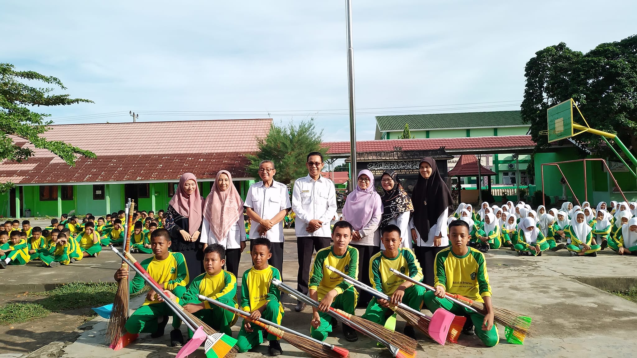Kepala MTsN 1 OI Bagikan Hadiah Class Meeting