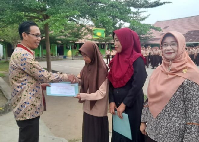 Kepala MTsN 1 OI Serahkan Piagam Penghargaan Juara Umum Kelas VII
