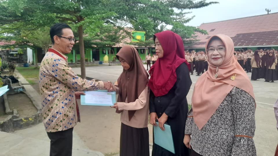 Kepala MTsN 1 OI Serahkan Piagam Penghargaan Juara Umum Kelas VII