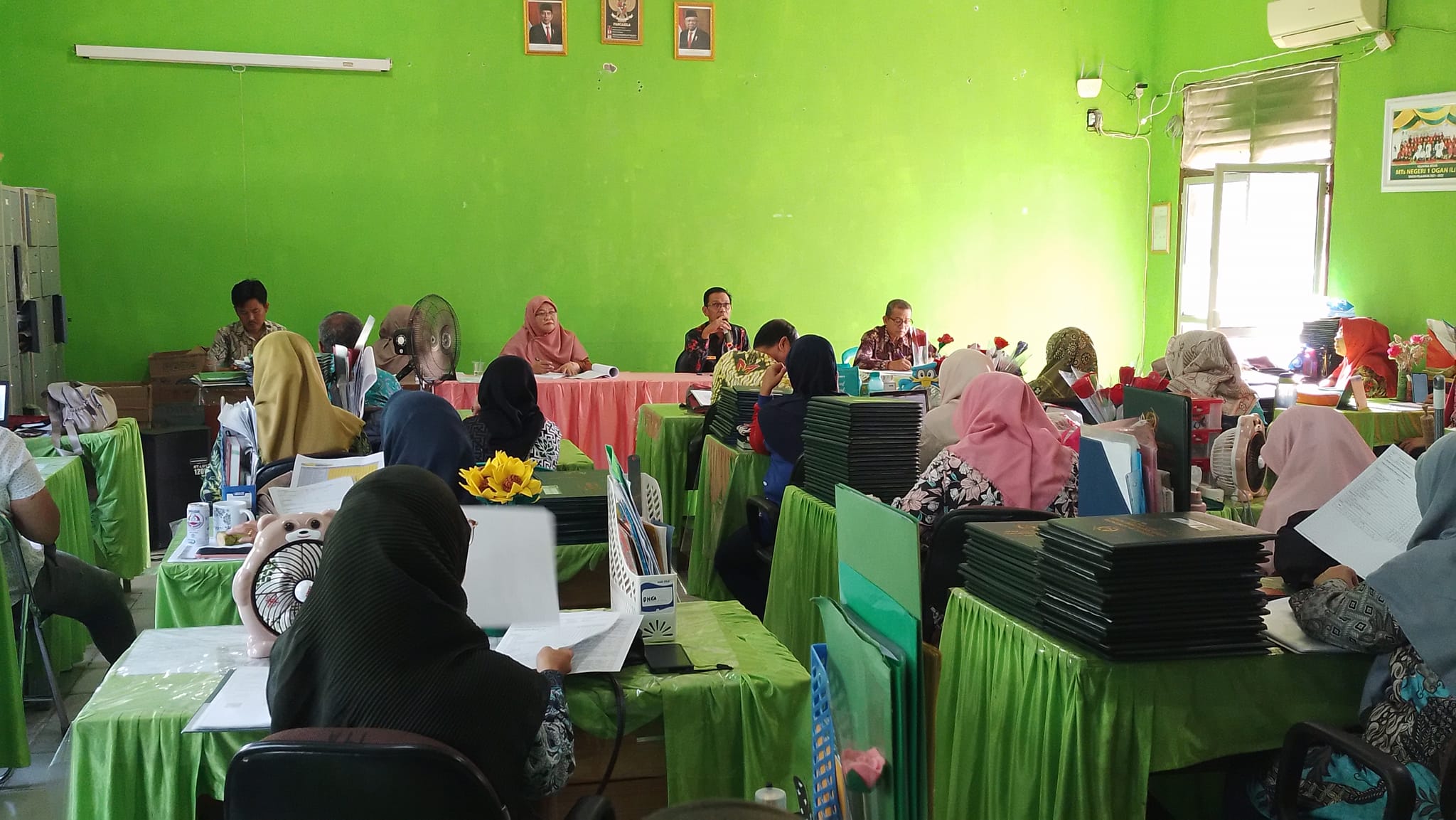 Kepala MTsN 1 OI Pimpin Rapat Kenaikan Siswa Kelas VII dan VIII