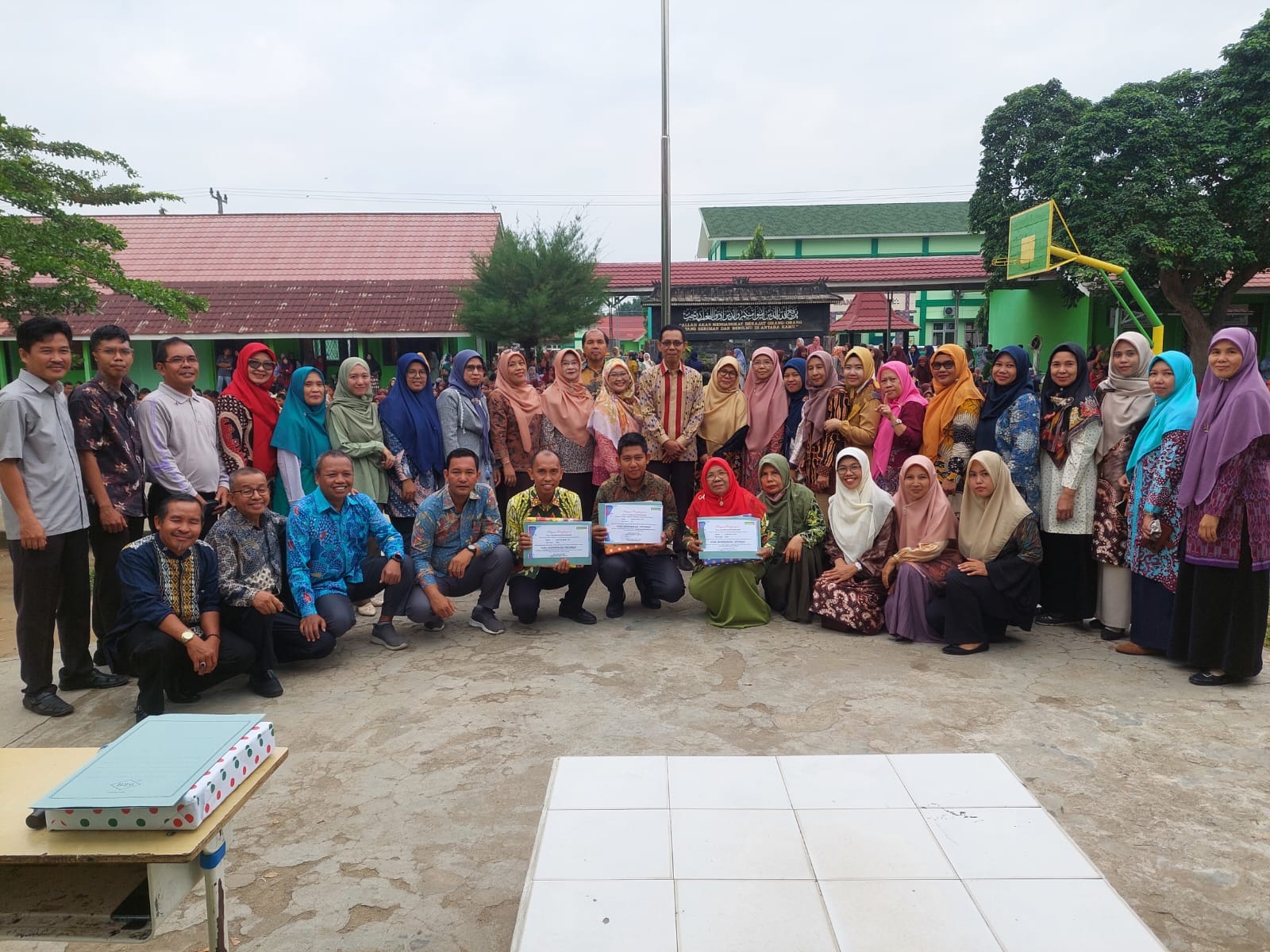 Kepala MTsN 1 OI Apresiasi 4 Guru Berdedikasi Tinggi