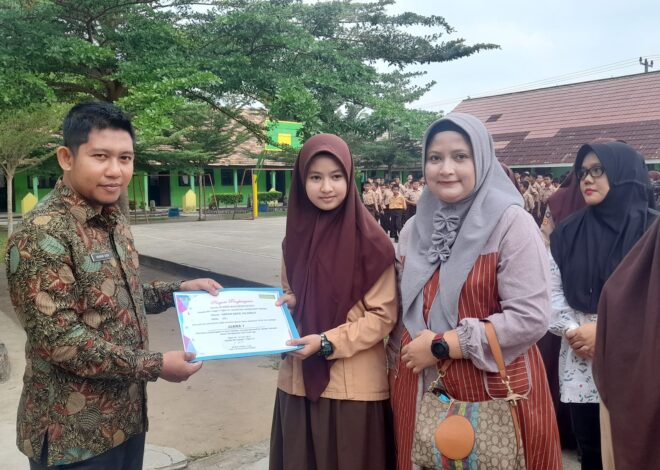 Penyerahan Piagam Penghargaan Oleh Wali Kelas