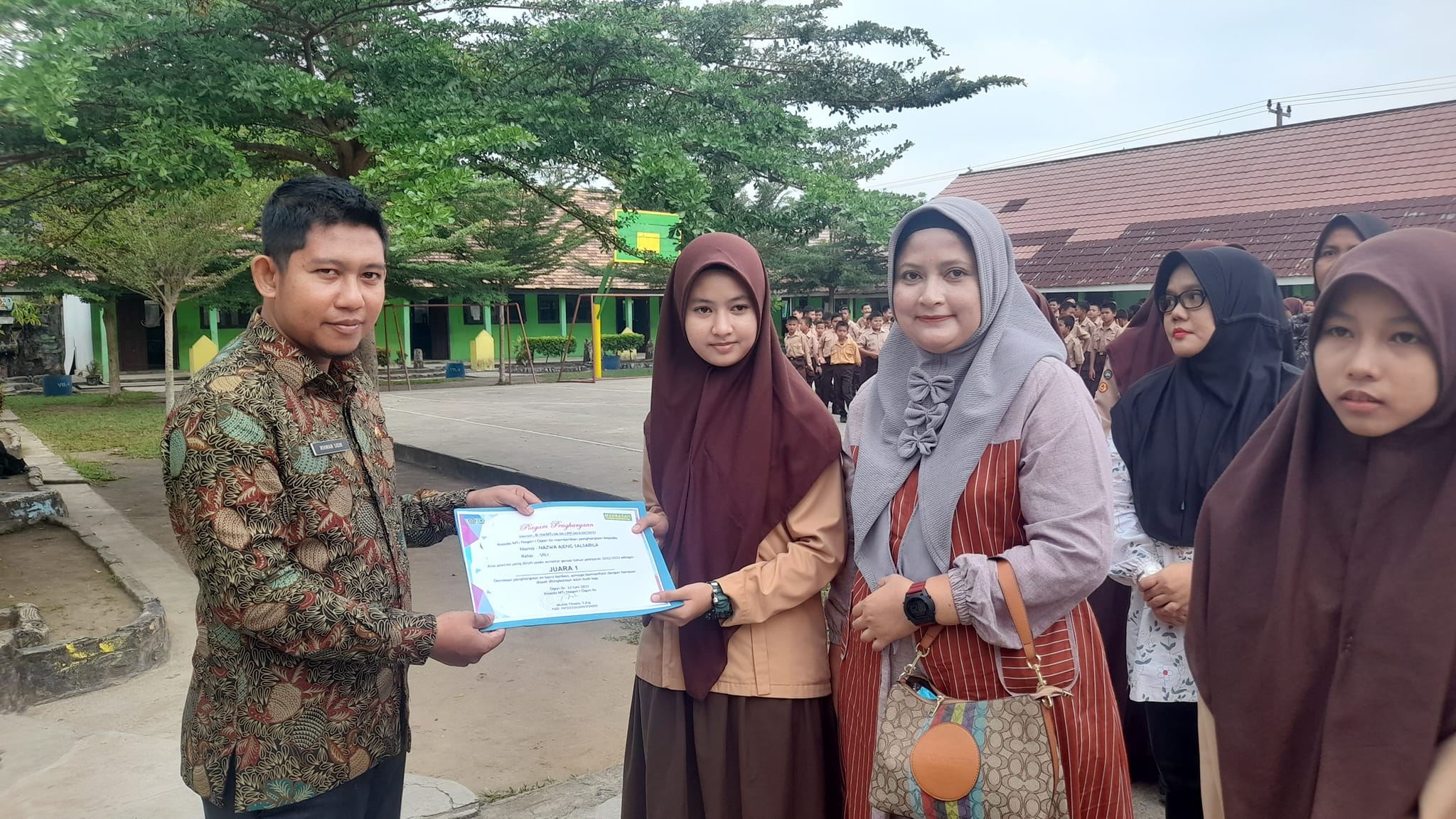 Penyerahan Piagam Penghargaan Oleh Wali Kelas