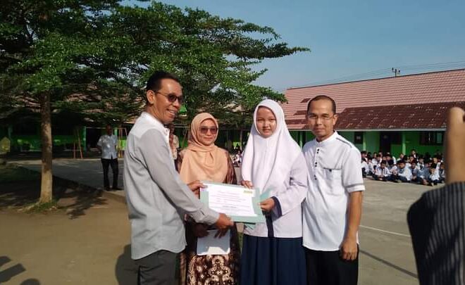 MTsN 1 OI Bagikan Raport Kelas VIII