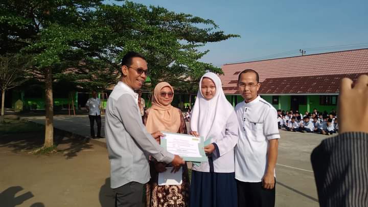 MTsN 1 OI Bagikan Raport Kelas VIII