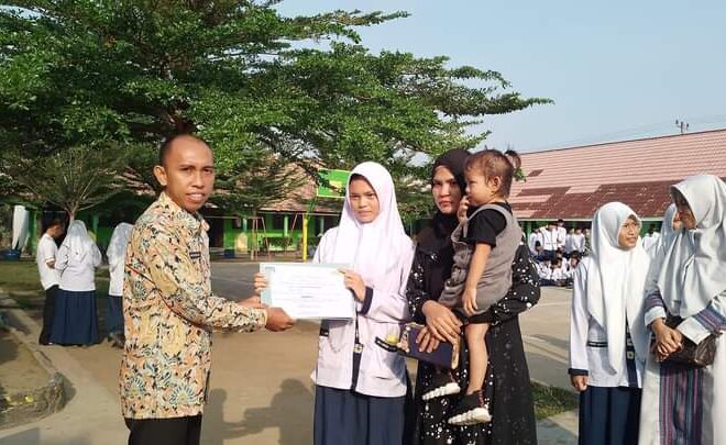 Penyerahan Piagam Penghargaan Kepada Juara Kelas Oleh Wali Kelas