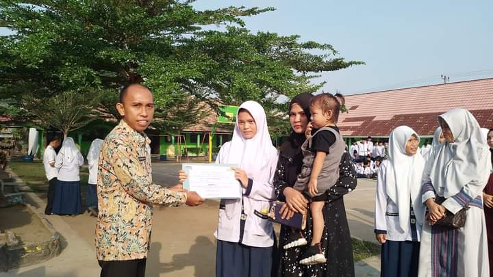 Penyerahan Piagam Penghargaan Kepada Juara Kelas Oleh Wali Kelas