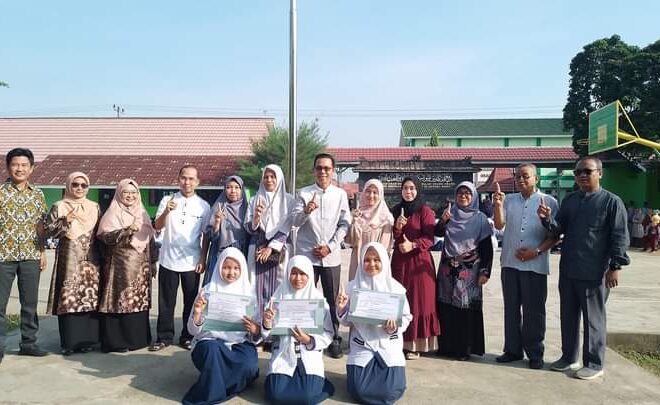 Kepala MTsN 1 OI Apresiasi Siswa Juara Umum Kelas VIII