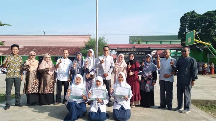 Kepala MTsN 1 OI Apresiasi Siswa Juara Umum Kelas VIII