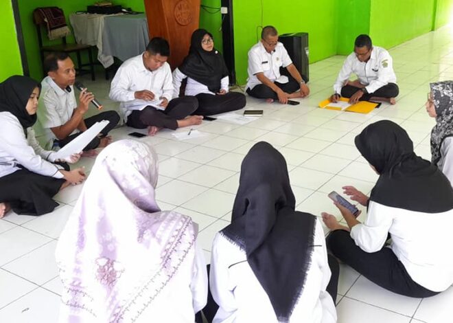 Panitia Masa Ta’aruf Siswa Madrasah Tsanawiyah Negeri 1 Ogan Ilir Tahun Pelajaran 2023/2024 menggelar rapat persiapan, bertempat di musholla madrasah, Senin (10/7).