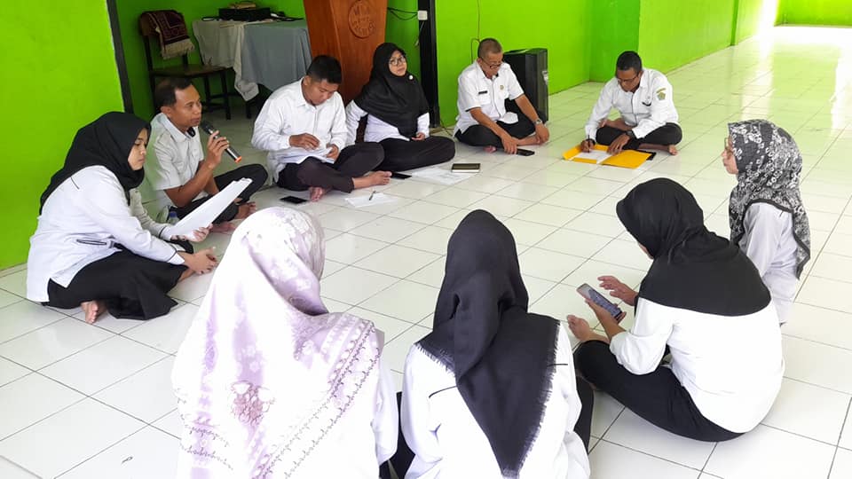 Panitia Masa Ta’aruf Siswa Madrasah Tsanawiyah Negeri 1 Ogan Ilir Tahun Pelajaran 2023/2024 menggelar rapat persiapan, bertempat di musholla madrasah, Senin (10/7).