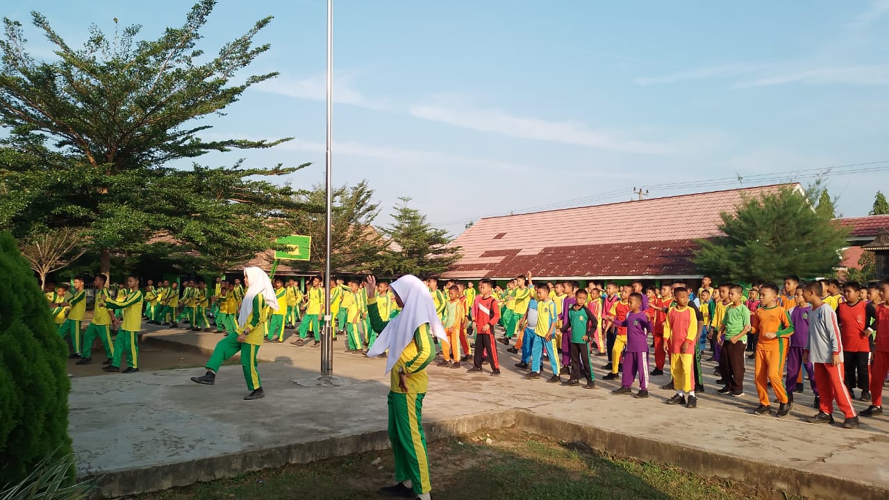 Siswa MTSN 1 OI Semangat Ikuti Kegiatan Senam Bersama
