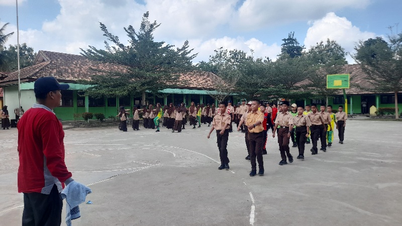 Siswa-Siswi MTs Negeri 1 Ogan Ilir Semangat Latihan Gerak Jalan
