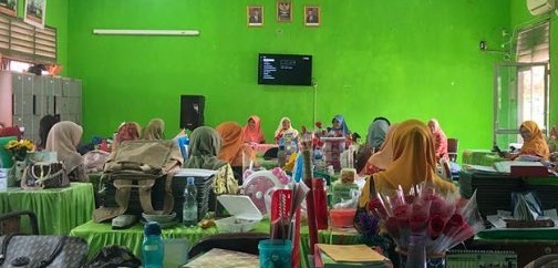 Dharma Wanita MTsN 1 Ogan Ilir Gelar Arisan Perdana